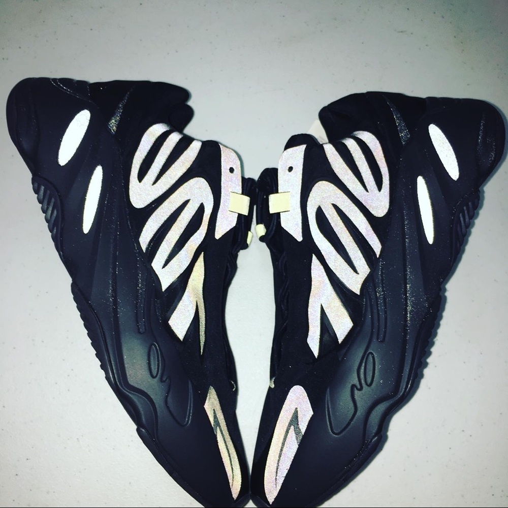 SOLD Yeezy boost 700